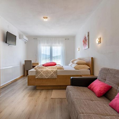 House Delic Hotel Vrhovine Eksteriør billede